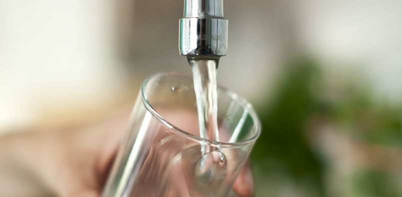 Bild på ett glas som fylls med kranvatten