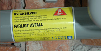 Bild på etikett som markerar att det kan finnas kvicksilver i ledningen.
