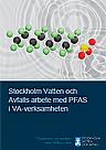 Bilden visar rapportens omslag. Övre hälften av bilden består av en ritning av en PFAS-molekyl, den undre hälften har rapportens namn: Stockholm Vatten och Avfalls arbete med PFAS i VA-verksamheten, skrivet på en blå bakgrund.
