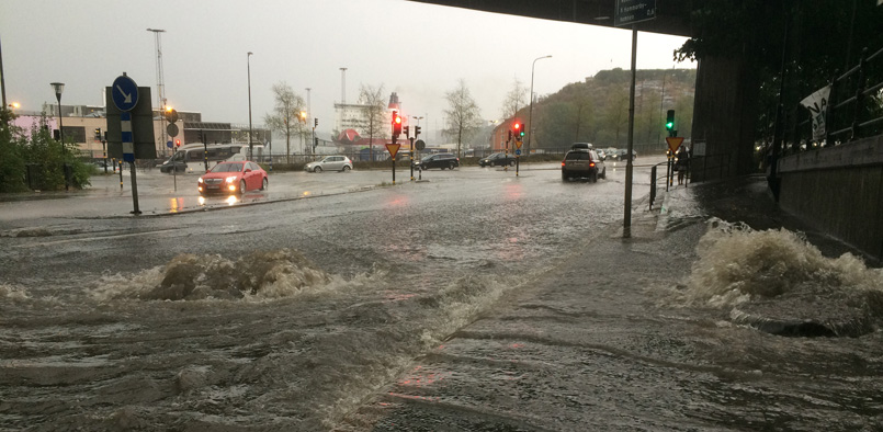 gata som översvämmats av kraftigt regn