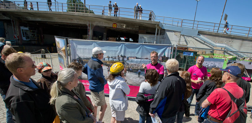 Människor samlade vid Slussen